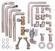 Vaillant Heizungsinstallationszubehör, bestehend aus verschiedenen Rohren, Verbindungsstücken und Armaturen aus Metall, zur Verwendung in Heizsystemen.